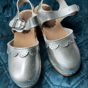 Hanna Andersson silver clogs size 11 1/2 or 29 euro